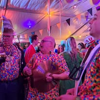 Kan een afbeelding zijn van menigte