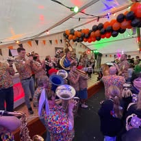 Kan een afbeelding zijn van belichting, saxofoon en menigte