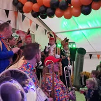 Kan een afbeelding zijn van accordeon, trompet, klarinet en saxofoon