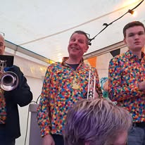 Kan een afbeelding zijn van saxofoon, klarinet en trompet