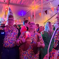 Kan een afbeelding zijn van menigte